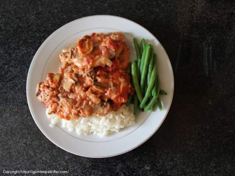 Koteletter og bacon i fad