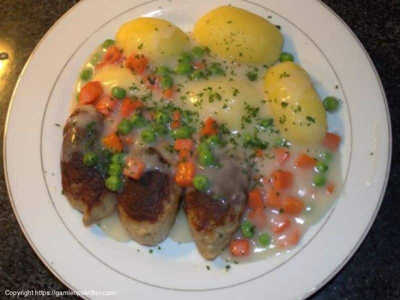 Frikadeller med stuvede ærter og gulerødder